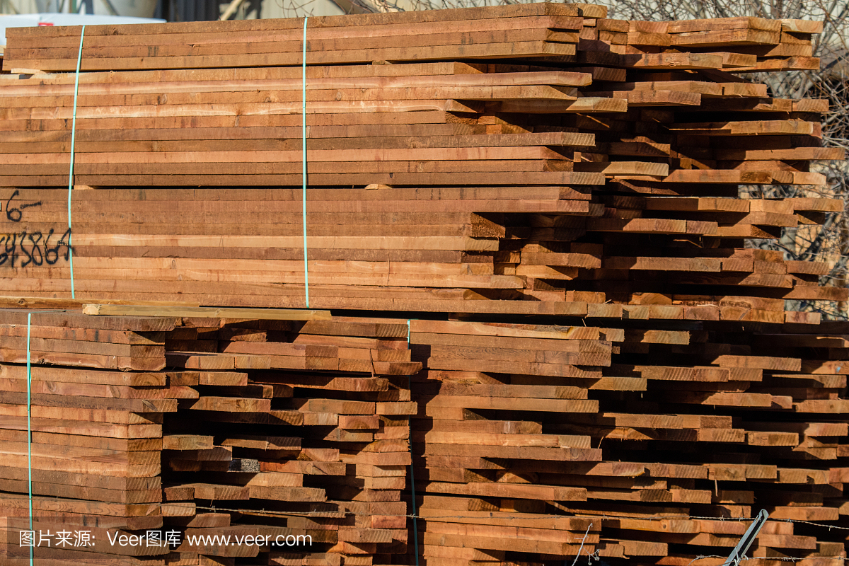 工厂里的建筑木材。机产品。